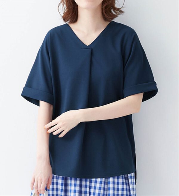 Viola e Viola（ヴィオラ エ ヴィオラ）の「【４つの機能付】ひんやり！すっきりＶネックＴシャツブラウス（カットソー）」｜ネイビー