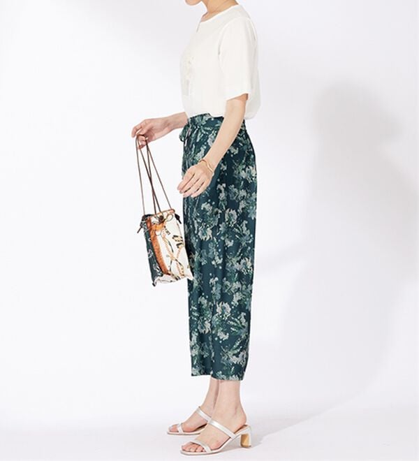 BELLUNA（ベルーナ）の「〈日比谷花壇〉ドロスト使いワイドパンツ（その他パンツ）」｜詳細画像