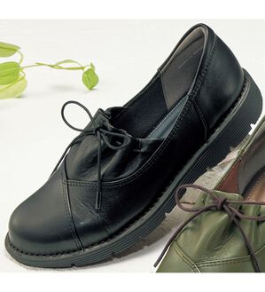 BELLUNA（ベルーナ）の「５Ｅ幅広ギャザーデザイン牛革シューズ（スリッポン）」｜黒