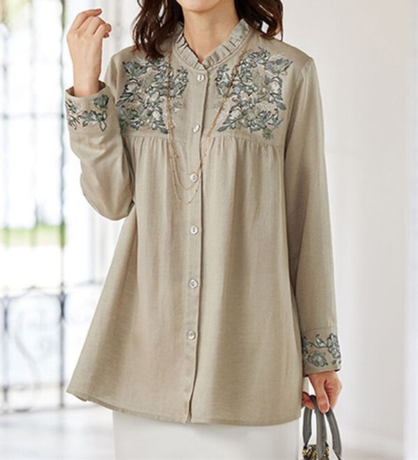 BELLUNA（ベルーナ）の「刺しゅう切替デザインブラウス（ブラウス）」｜ベージュ系