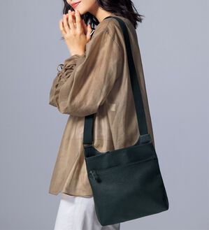 ルフラン（ルフラン）の「＜豊岡工房＞牛革軽量バッグ（ショルダーバッグ）」｜ブラック