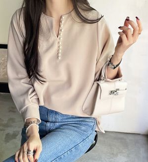 GeeRA（ジーラ）の「パール調ビーズ付キーネックブラウス（ブラウス）」｜詳細画像