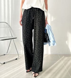 GeeRA（ジーラ）の「さらさら涼感イージーパンツ（フルレングスパンツ）」｜チャコール&times;ブラックヒョウ柄