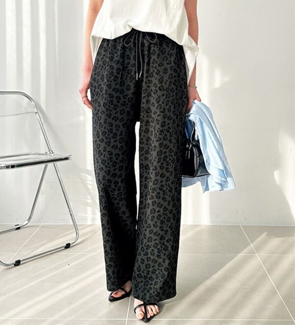 GeeRA（ジーラ）の「さらさら涼感イージーパンツ（フルレングスパンツ）」｜チャコール&times;ブラックヒョウ柄