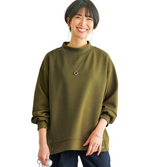 BELLUNA（ベルーナ）の「裾ボタン使いスタンドネックプルオーバー（カットソー）」｜マスタード