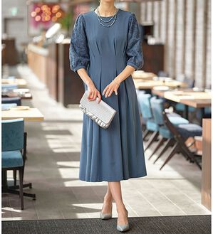 BELLUNA（ベルーナ）の「ゆったり袖レースワンピース（その他ワンピース）」｜アッシュブルー