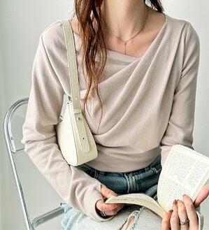 GeeRA（ジーラ）の「ドレープデザインカットソー（カットソー）」｜グレージュ