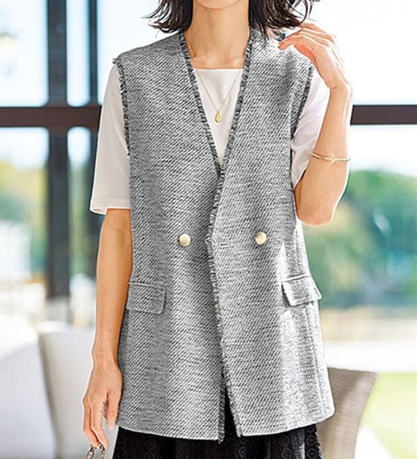 BELLUNA（ベルーナ）の「ファンシーツイード素材金ボタン使いジレ（ジレ）」｜モノトーン