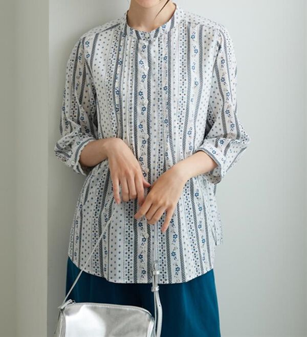 BELLUNA（ベルーナ）の「綿１００％ピンタックデザインブラウス（ブラウス）」｜オフ白系花柄