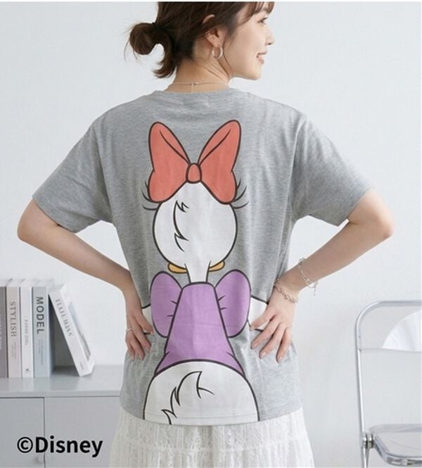 BELLUNA（ベルーナ）の「＜Ｄｉｓｎｅｙ＞【ドナルド＆デイジー】抱き着きプリントTシャツ（カットソー）」｜杢グレー（デイジー）