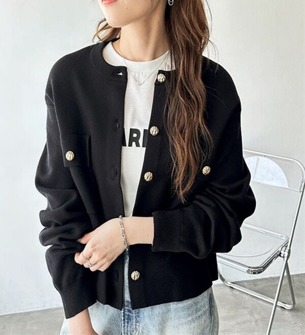 GeeRA（ジーラ）の「ロングシーズン使える！ゴールド調ボタンニットカーデ（ニットカーディガン）」｜詳細画像