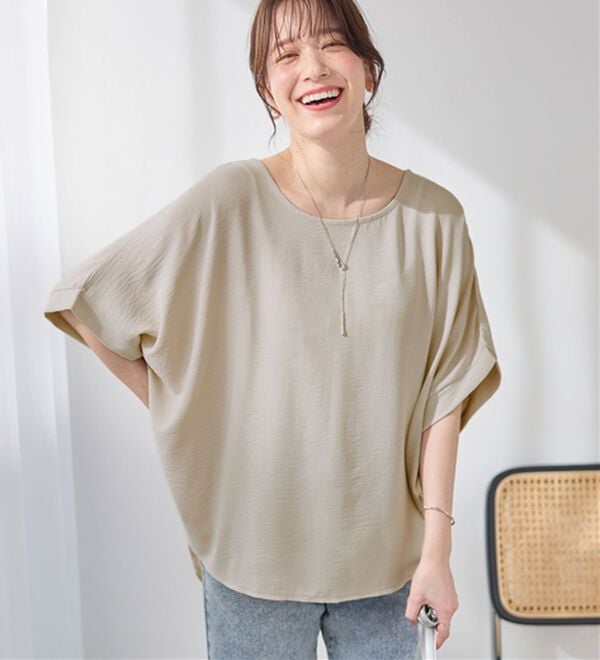 Viola e Viola（ヴィオラ エ ヴィオラ）の「華奢見えドルマンスリーブブラウス（ブラウス）」｜ライトベージュ