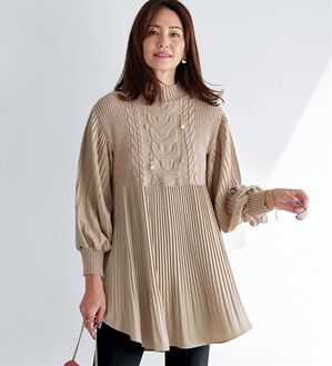 BELLUNA（ベルーナ）の「プリーツ切替ケーブル柄ニットチュニック（チュニック）」｜グレージュ