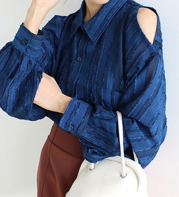 GeeRA（ジーラ）の「きらきらシアーストライプジャカードシャツ（シャツ）」｜ネイビー