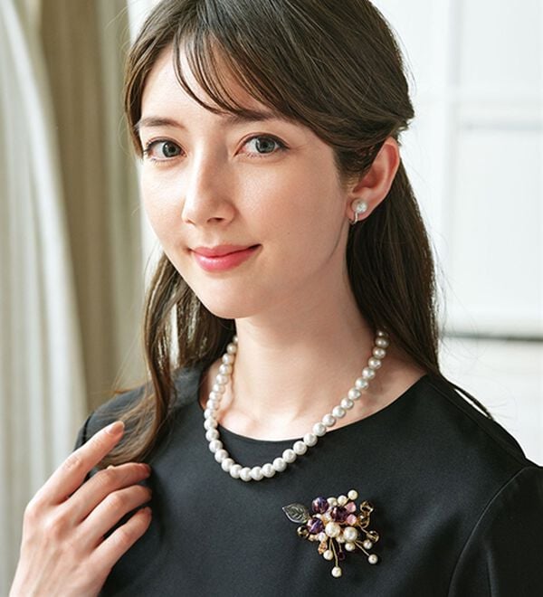 BELLUNA（ベルーナ）の「＜ＹＵＭＩ　ＫＡＴＳＵＲＡプロデュース＞貝パールとビーズのコサージュ（ブローチ・コサージュ）」｜詳細画像