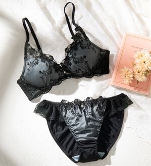 YU'NOW（ユナウ）の「ぷるるん谷間のノンワイヤーブラ＆ショーツ（ブラジャー＆ショーツセット）」｜ブラック系ヌーディレース