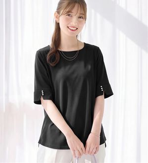 alotta（アロッタ）の「【選べる袖丈】柔らか綿混素材パール調ボタンＴシャツ（カットソー）」｜ブラック　半袖