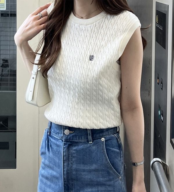 GeeRA（ジーラ）の「ケーブル編み刺しゅうノースリニット（ベスト）」｜詳細画像