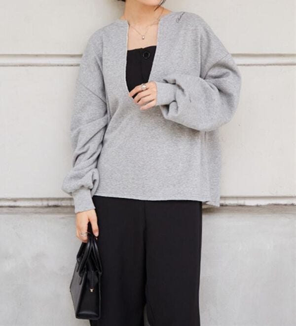 RANAN（ラナン）の「裏起毛Ｖネックロゴ刺しゅうスウェット（トレーナー・スウェット）」｜詳細画像