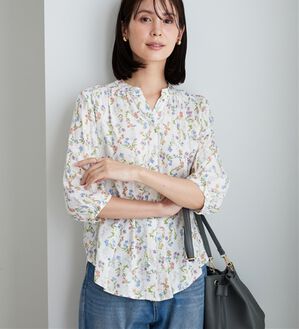 BELLUNA（ベルーナ）の「レーヨン素材ギャザー使いプリントブラウス（ブラウス）」｜アイボリー花柄