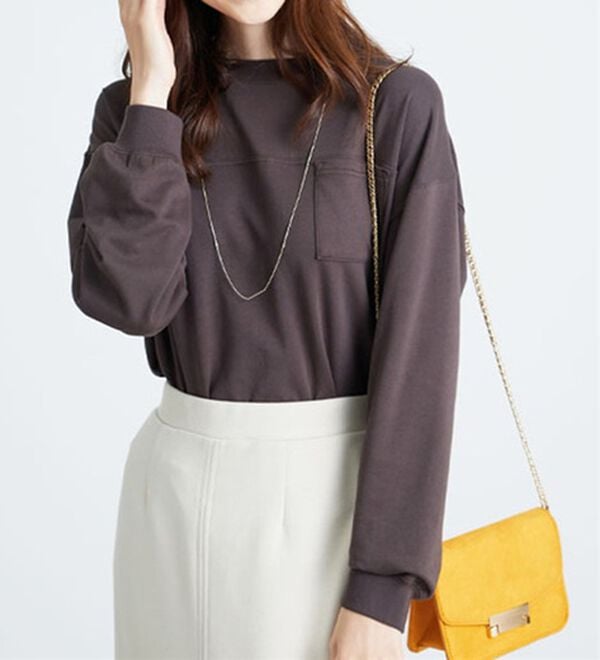 BELLUNA（ベルーナ）の「吸湿発熱ポンチ素材ポケット付プルオーバー（カットソー）」｜チャコール