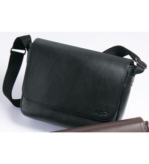 「＜クロコダイル＞レザーフラップショルダー（メンズショルダーバッグ）」｜ブラック