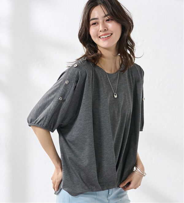 BELLUNA（ベルーナ）の「肩ボタンデザイン裾タックプルオーバー（カットソー）」｜詳細画像