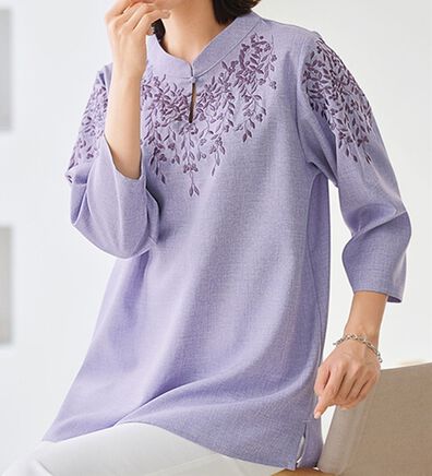 BELLUNA（ベルーナ）の「流れ落ちる刺しゅうブラウス（ブラウス）」