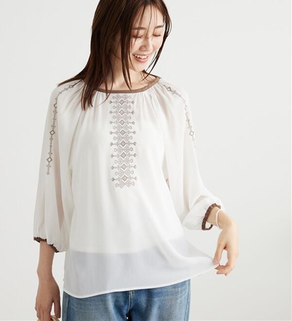 BELLUNA（ベルーナ）の「シフォン素材刺しゅうデザインブラウス（ブラウス）」｜詳細画像