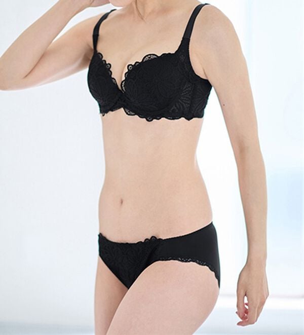 LAVIENNE（ラヴィエンヌ）の「レーシー脇高スッキリブラ＆ショーツ（ブラジャー＆ショーツセット）」｜詳細画像