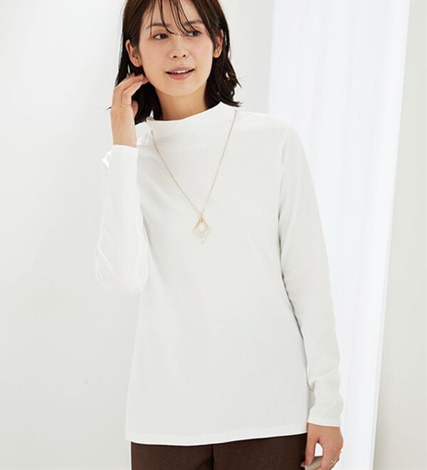 BELLUNA（ベルーナ）の「吸湿発熱ハイネックプルオーバー（カットソー）」｜オフ白