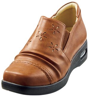 BELLUNA（ベルーナ）の「５Ｅシャーリング使いカットワークシューズ（スリッポン）」｜ライトブラウン