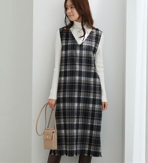 BELLUNA（ベルーナ）の「ポケット付！ふんわり起毛素材ジャンパースカート（ジャンパースカート）」｜黒系チェック