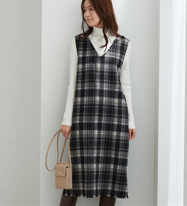 BELLUNA（ベルーナ）の「ポケット付！ふんわり起毛素材ジャンパースカート（ジャンパースカート）」｜黒系チェック