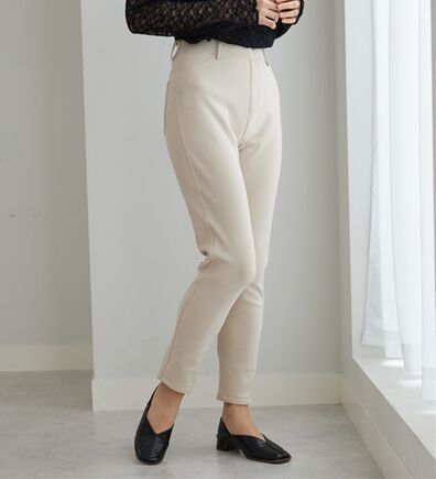 BELLUNA（ベルーナ）の「マシュマロみたいな裏ベロアなめらかストレッチパンツ（フルレングスパンツ）」
