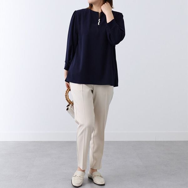 BELLUNA（ベルーナ）の「カットジョーゼット素材パール使いブラウス（ブラウス）」｜詳細画像