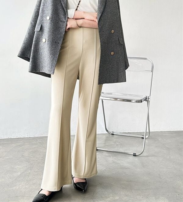 GeeRA（ジーラ）の「センターラインセミフレアカットパンツ（フルレングスパンツ）」｜詳細画像