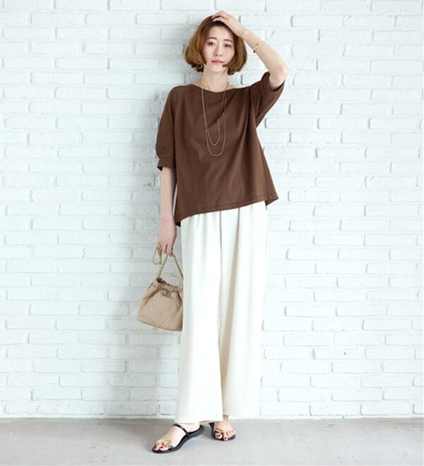 BELLUNA（ベルーナ）の「袖刺しゅうデザインＶネックプルオーバー（カットソー）」｜詳細画像