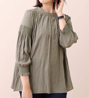 BELLUNA（ベルーナ）の「ビンテージサテンシャーリング使いブラウス（ブラウス）」｜チャコール