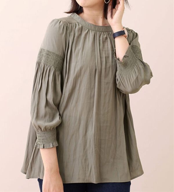 BELLUNA（ベルーナ）の「ビンテージサテンシャーリング使いブラウス（ブラウス）」｜チャコール