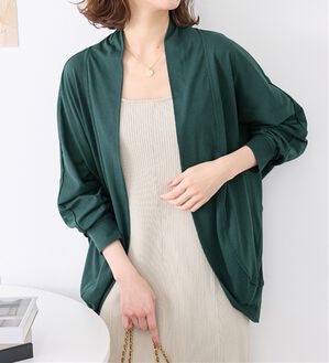 Viola e Viola（ヴィオラ エ ヴィオラ）の「【５つの機能付】ＵＶ対策に！ひんやり　ゆるドルマンカーディガン（ニットカーディガン）」｜ダークグリーン