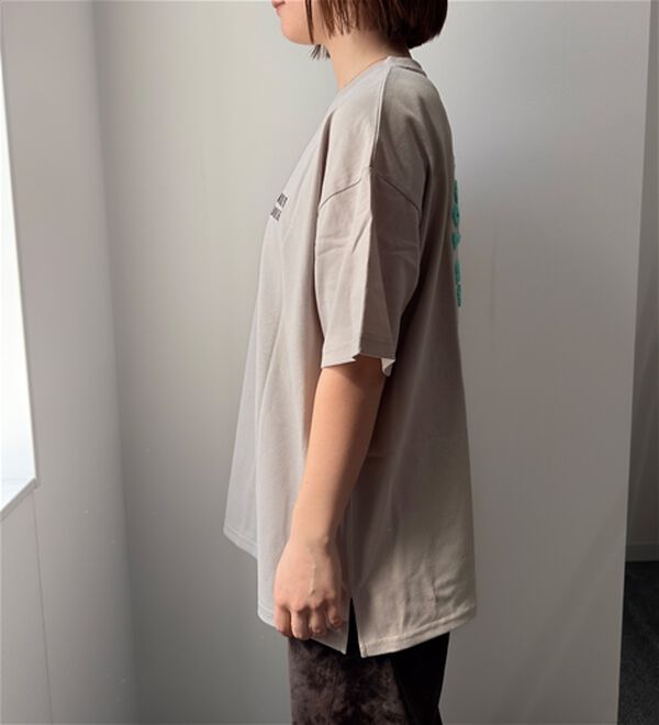 BELLUNA（ベルーナ）の「＜Ｄｉｓｎｅｙ＞【ミッキー】バックサガラ刺しゅうワイドシルエットＴシャツ（Tシャツ）」｜詳細画像