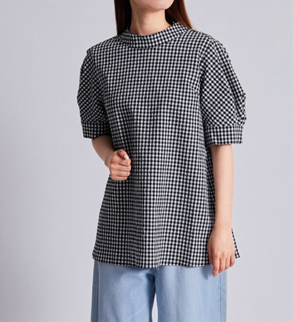 BELLUNA（ベルーナ）の「サッカー素材後ろボタンデザインブラウス（ブラウス）」｜詳細画像