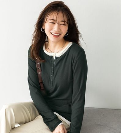 BELLUNA（ベルーナ）の「端境期一押し！吸湿発熱胸元ボタントップス（カットソー）」