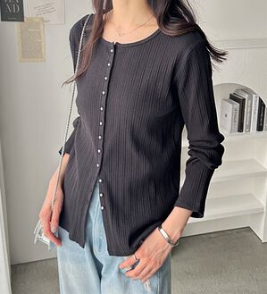 GeeRA（ジーラ）の「メニーボタンランダムリブトップス（カットソー）」｜ブラック