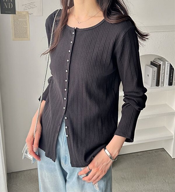 GeeRA（ジーラ）の「メニーボタンランダムリブトップス（カットソー）」｜ブラック