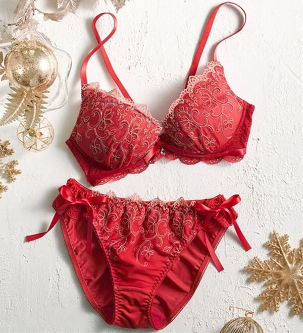 YU'NOW（ユナウ）の「ぷるるん谷間のノンワイヤーブラ＆ショーツ（ブラジャー＆ショーツセット）」｜ワイン系ゴールドラメレース