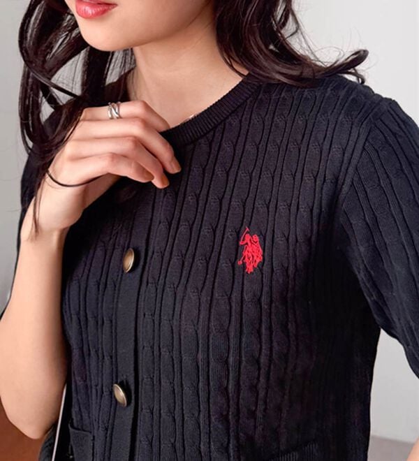 U．S．POLO ASSN．＞ゴールドボタン半袖刺繍ケーブルニット