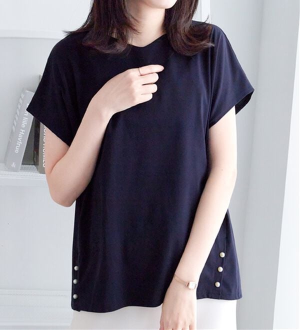alotta（アロッタ）の「ひんやり裾パールデザインＴシャツ（カットソー）」｜ネイビー