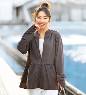 BELLUNA（ベルーナ）の「【快適Ｌａｂ．】おしゃれに日よけ！ペプラム切替ＵＶパーカー（パーカー）」｜チャコール